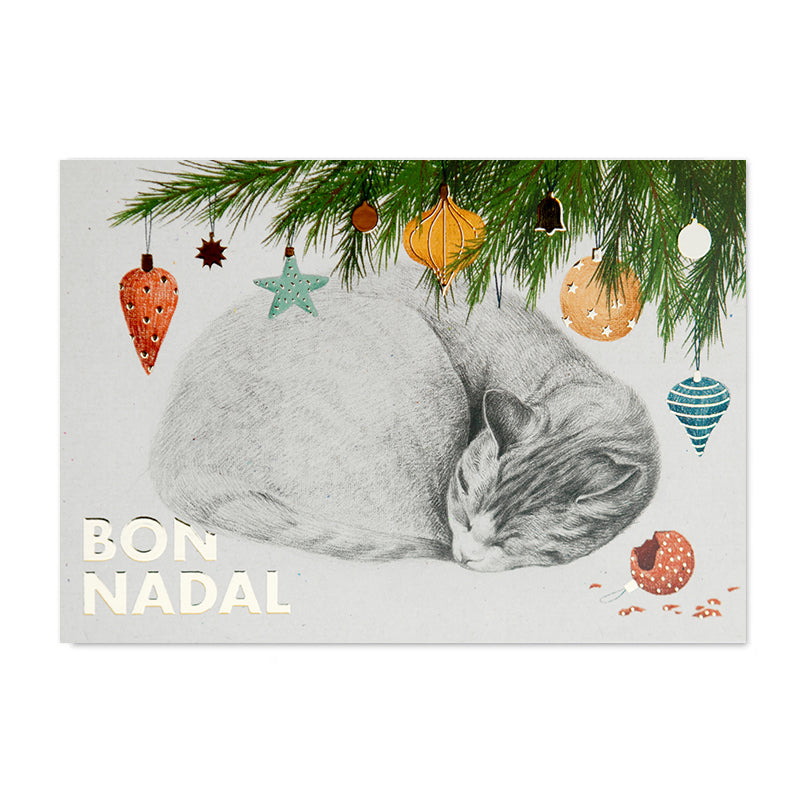 Gato debajo del árbol de Navidad